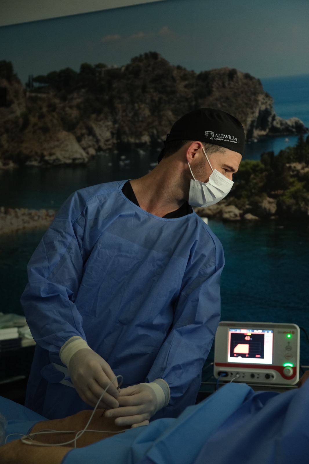 Dr. Bruno Pavei realizando radiofrequência de geniculares