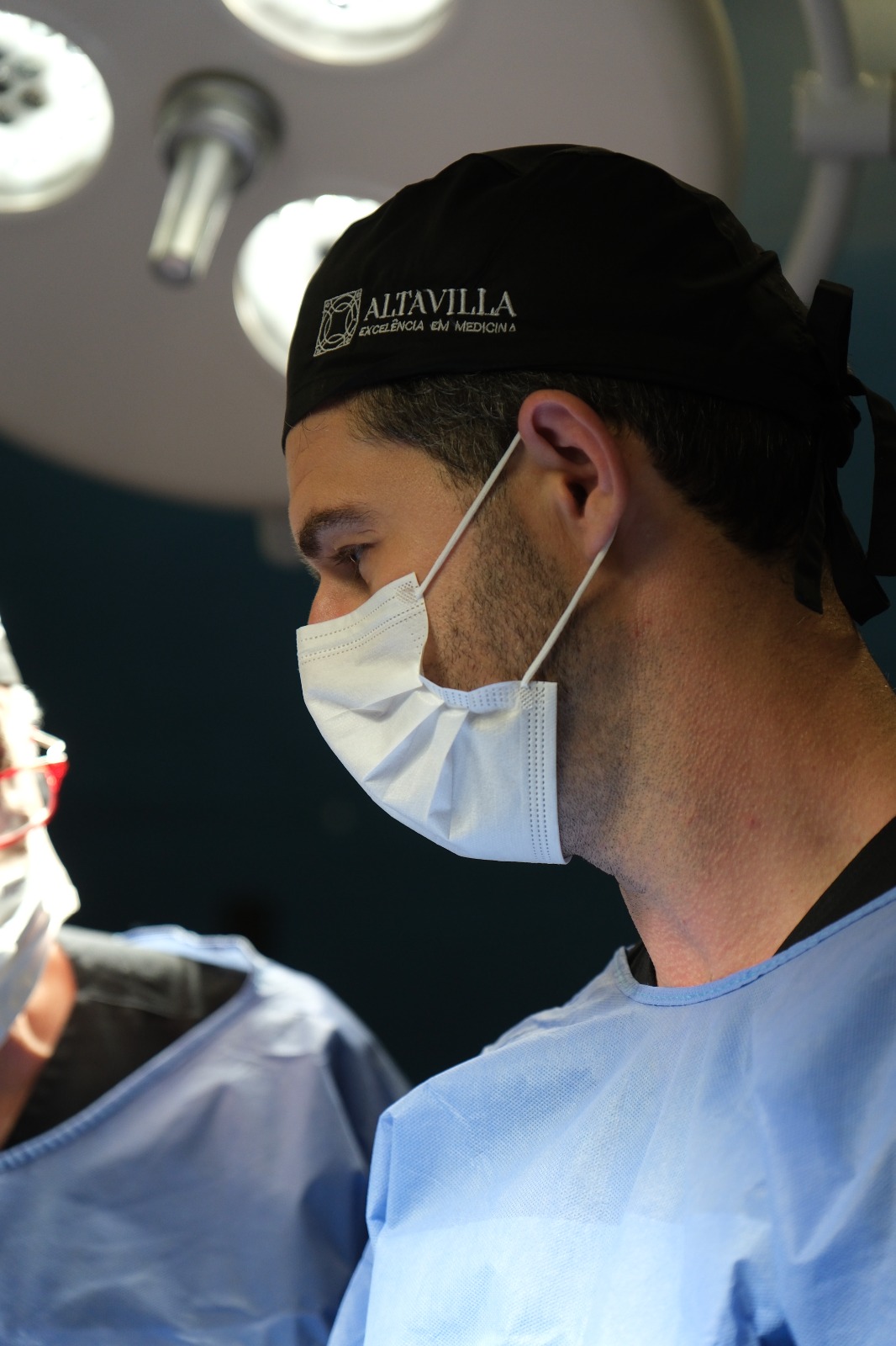 Dr. Bruno Pavei em procedimento no centro cirúrgico