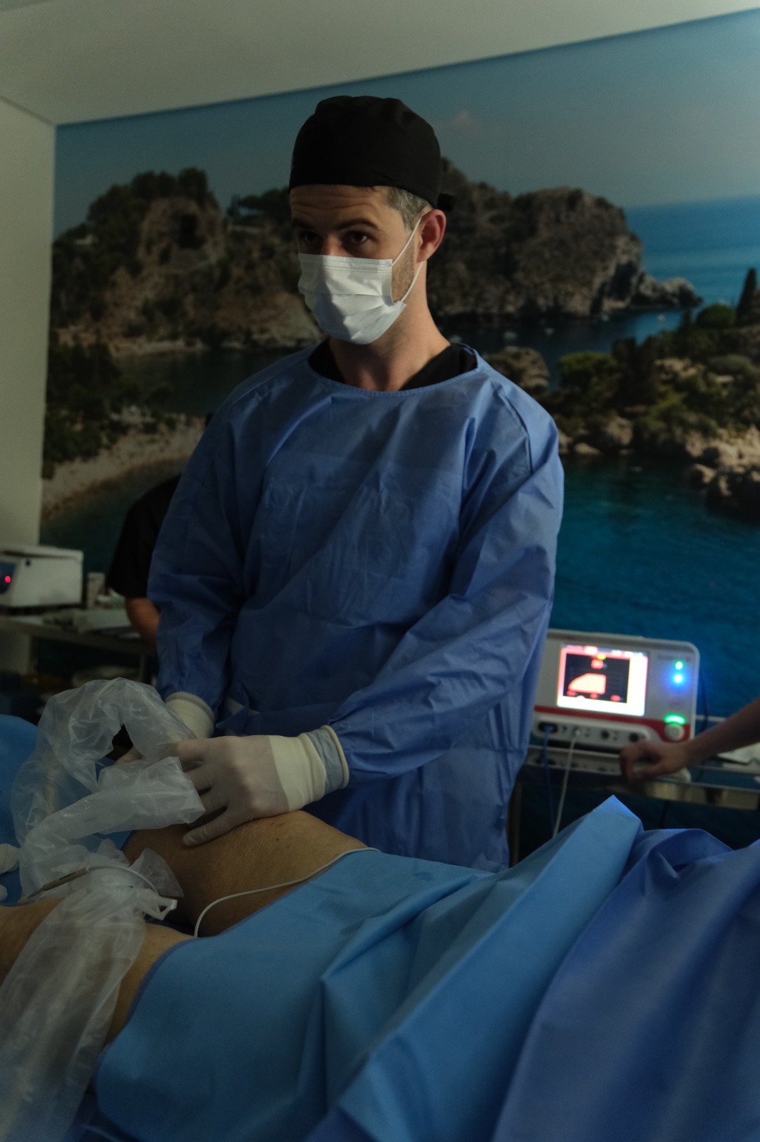 Dr. Bruno Pavei em procedimento articular guiado