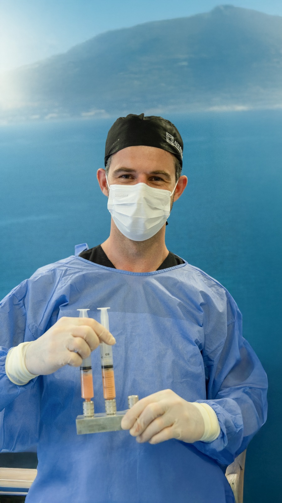 Dr. Bruno Pavei segurando seringas de Ortobiológicos (tratamento regenerativo)